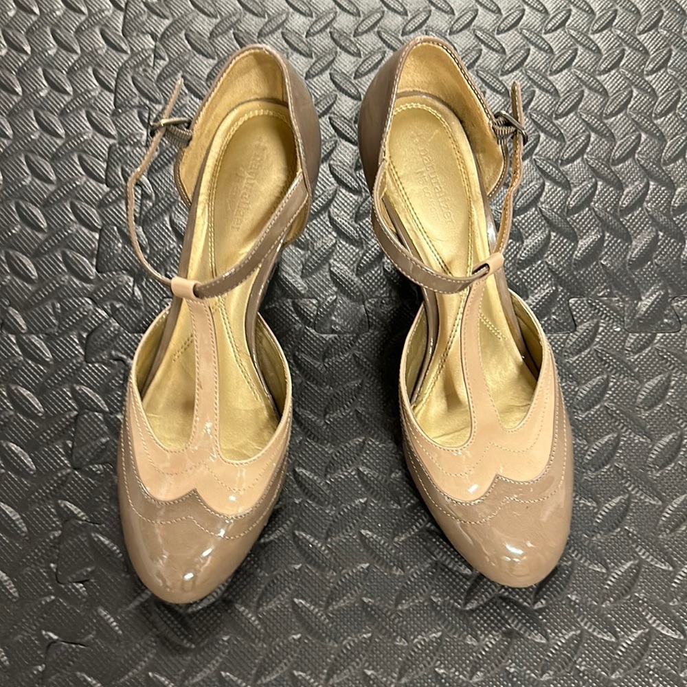 Naturalized tan two toned shoes